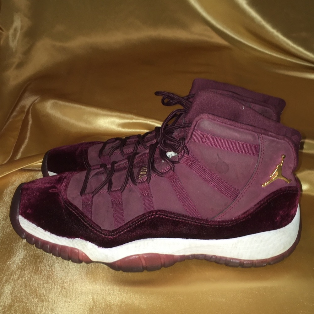 Air Jordan 11 Maroon Size 8.5Y